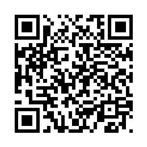 上半截山峰沿着整齐的切面缓缓下滑二维码生成