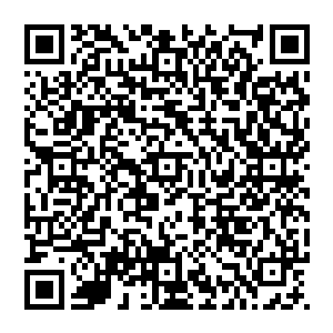 下午张生正在理疗室观察李老三用器具锻炼时的手指屈曲伸展情况以便为下一步治疗制定计划之时二维码生成