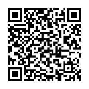 下身则是一条黑色的紧身牛仔裤外加一双高跟鞋二维码生成