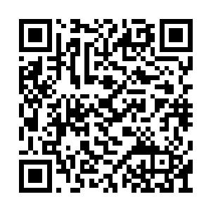 下面右脚已经用脚尖和脚掌同时踩住油门跟刹车二维码生成