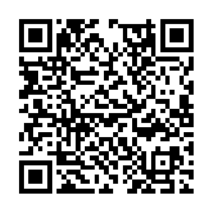 下面是紧身设计的深蓝色仔裤以及黑色的绑带长靴二维码生成
