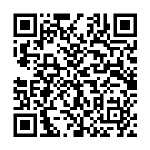 下面还附上一张夏天萌替剧组人员帮忙收拾东西的照片二维码生成