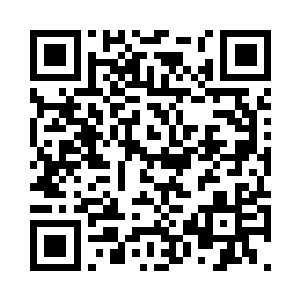 不少食客都坐在小桌旁的矮凳上吃着二维码生成