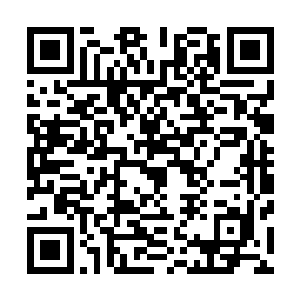 不断有士兵把一箱一箱的星辰石源源不断投入一座熔炉之中二维码生成