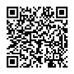 不时的向他们这一个奇特的组合投来的那些怪异的目光二维码生成