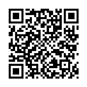 不用说肯定是这个大胖子为了讨好这个女人了二维码生成