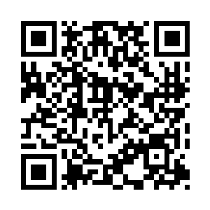 不知道什么时候在他的脚踝上打了一个套二维码生成