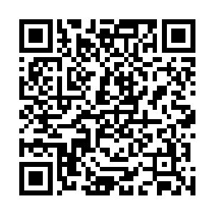 不知道什么时候已经站在了一艘看起来异常华贵的船只上二维码生成