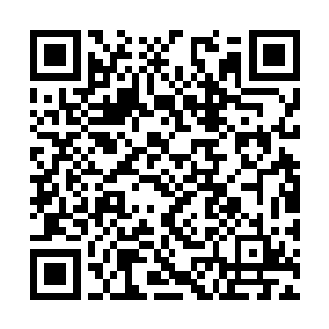 不防对面那排交椅上一个猛挥的手臂引起他的注意二维码生成