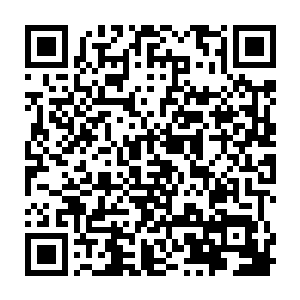 世贸天街也会出现很多学生和有可能永远都不会在这儿购买一双袜子的人群二维码生成