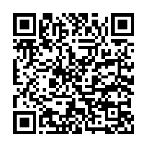 东方盛才卑躬屈膝地对着问话的男子讨好地笑道二维码生成