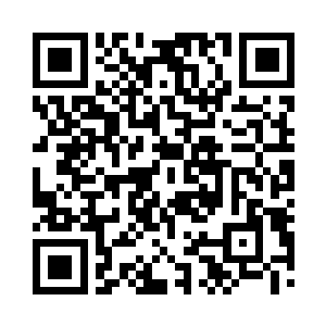 两个中年夫妇卑微又恭敬的对着众人施礼二维码生成