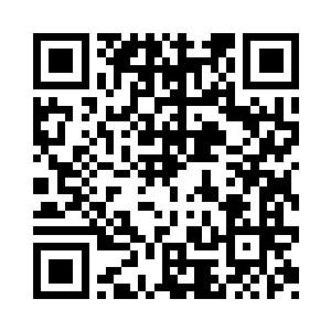 两个人一前一后的在大街上面溜达着二维码生成