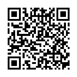 两个人刚好可以堵住要上楼梯的游客二维码生成