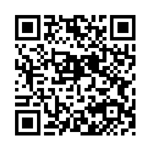 两个人各有一只手互相紧紧的抵抓在一起二维码生成