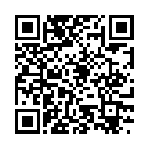 两个人正在路边的门槛上蹲坐着吃面二维码生成