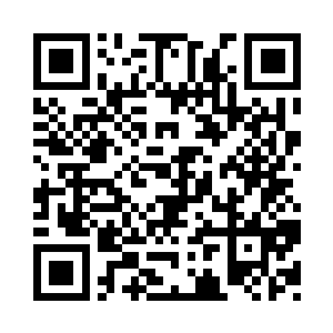 两个人此时手中都握着一把枪拄在地上二维码生成
