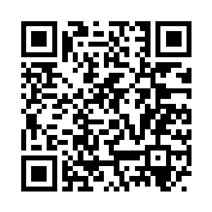 两个人的身影倒映在游泳池内清澈的水面上二维码生成