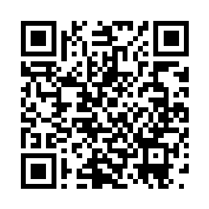 两个士兵惨白着脸捂着胳膊从屋子里走出来二维码生成