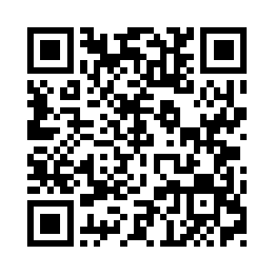 两个女孩子看着头上插着一朵花的柳逸尘二维码生成