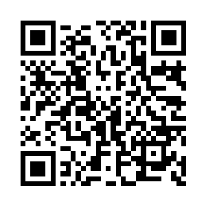 两个小盆友在阳光下显的更加纯真可爱二维码生成