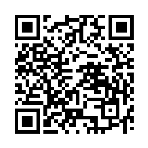 两个小脑袋还凑在一起叽里呱啦的说话二维码生成