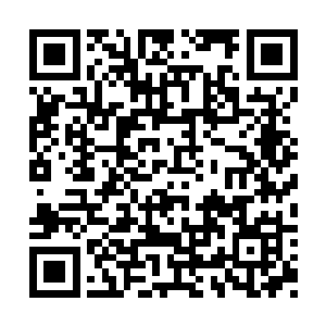 两个药监局的女同志已经检查出了一些违规药品二维码生成