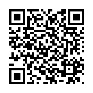 两个警察被压得趴在了地上抬不起头二维码生成