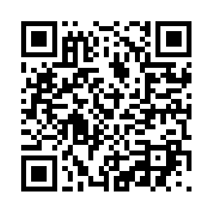 两人一起极有默契的双手十指交叉放在左腰侧二维码生成