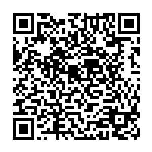 两人之间那若有若无的亲密气氛让人觉得仿佛有一层无形的东西将他们裹在一起二维码生成