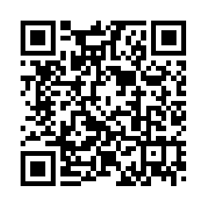 两人本来一边在前方的屏幕上看着二维码生成