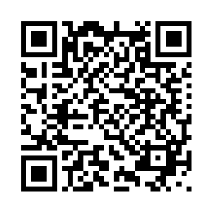 两人相握在一起的手一直不曾放开二维码生成