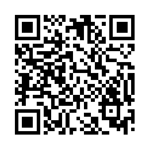 两人走进一家规模和档次都很不错的店铺二维码生成