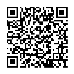 两人默契的拎着桌子下面的大包包去厕所换衣服二维码生成