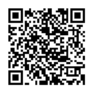 两位警探看着贝海过来两人同时一撩起的外套露出了里面的警徽二维码生成