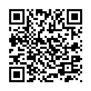 两名和尚静静合十伫立在门口看门二维码生成