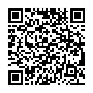 两名女兵正端着步枪在小心翼翼的清理各种物品出来二维码生成