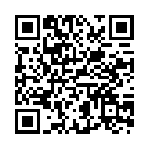 个个神色冷峻的男子分两列排在门口二维码生成