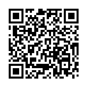 中年人指了指不远处站在屋檐下的男人二维码生成