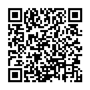 中年男人在麒麟缩小后才看到在麒麟背上坐着的这对男女二维码生成