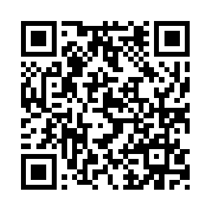 中年男人身上穿着一件已经脱色的绿色迷彩服二维码生成