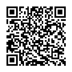 中间一个凹进去的深洞中是一团巨大的黑色圆球二维码生成