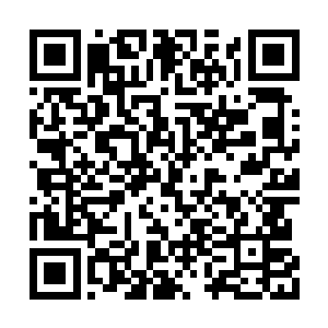 为首那家伙腰间挂着的应该是柄锋利无匹的宝剑二维码生成