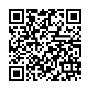 举止飘逸洒然的少年立在窗前吹箫二维码生成