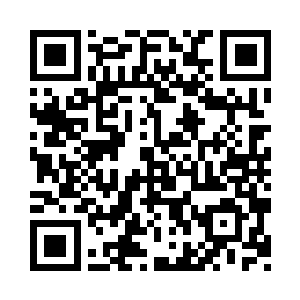 举着从地摊上买来的中国队加油的围巾二维码生成