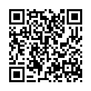 久别重逢的两人在湖边的小桌前相对而坐二维码生成