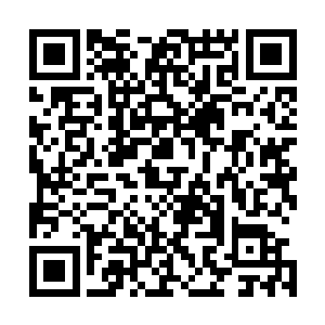 之后影片通过一个时间快过的苦乐参半的蒙太奇到达数年后二维码生成