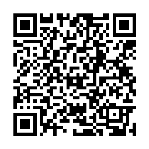 也吓得前方迎面驶来的轿车冲出了两道两旁的护栏二维码生成