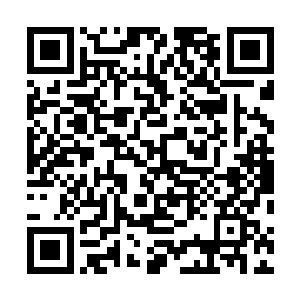 也学着别人穿上一套黑色西装的柳下挥从沙发上站了起来二维码生成