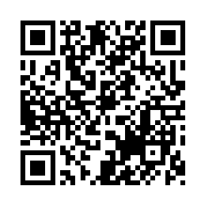 也有人在宽阔的黑色舞台上试麦鼓动情绪二维码生成